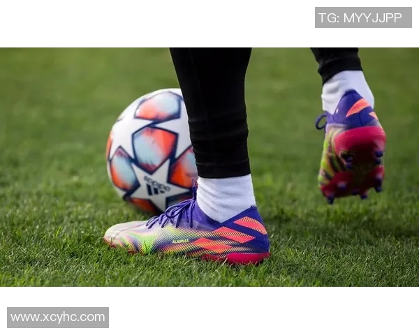 球星绿色足球鞋上脚效果展示引领时尚潮流运动风尚